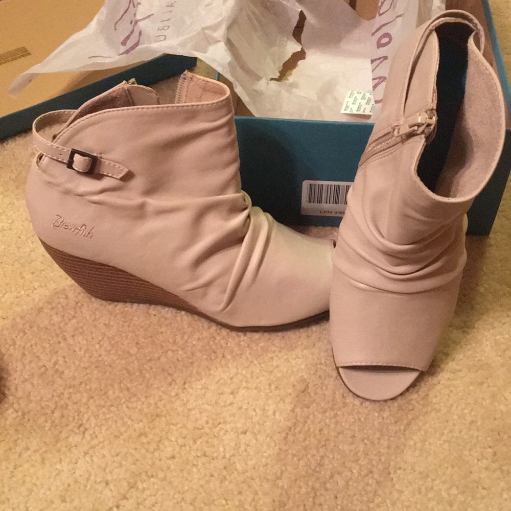Pep toe nude wedge